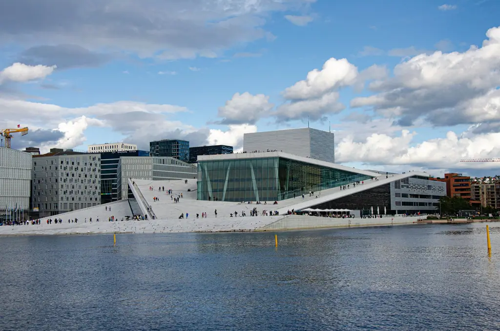 Operahuset og den moderne bebyggelsen i Bjørvika i Oslo en solrik dag